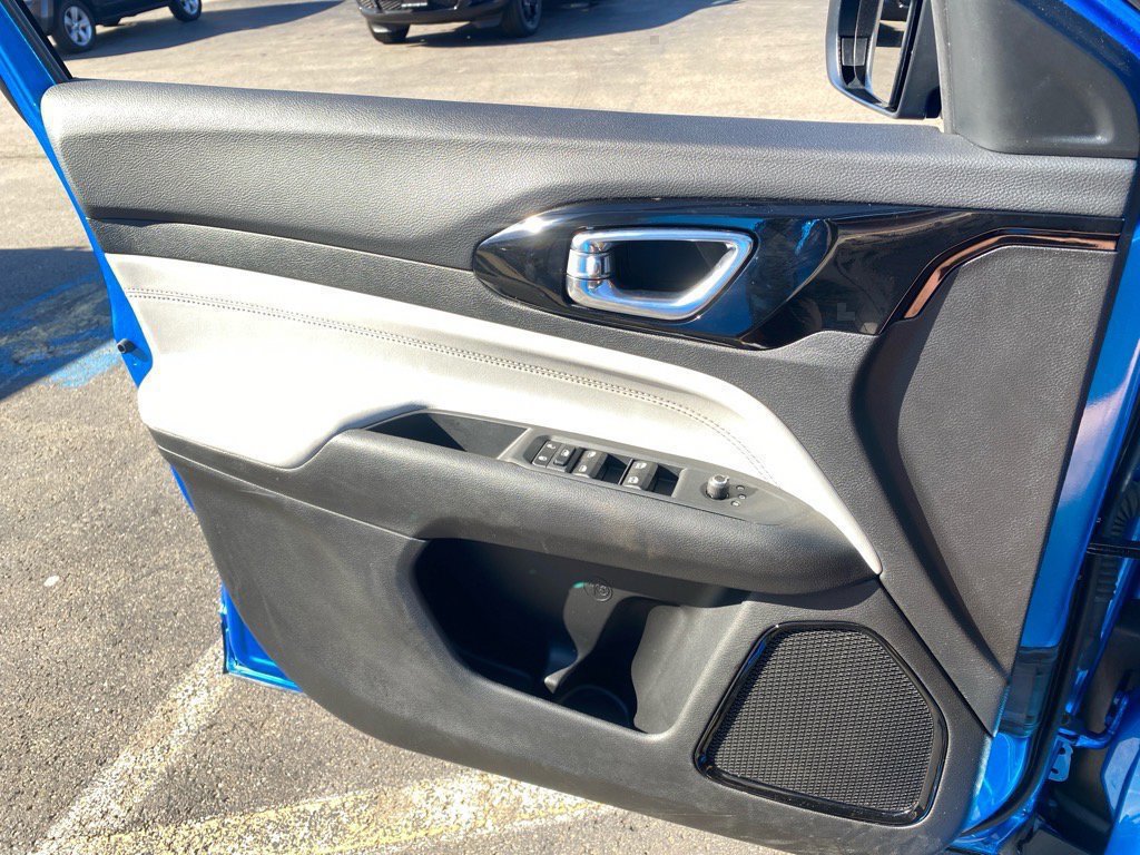 Used 2025 Jeep Compass Limited image 23