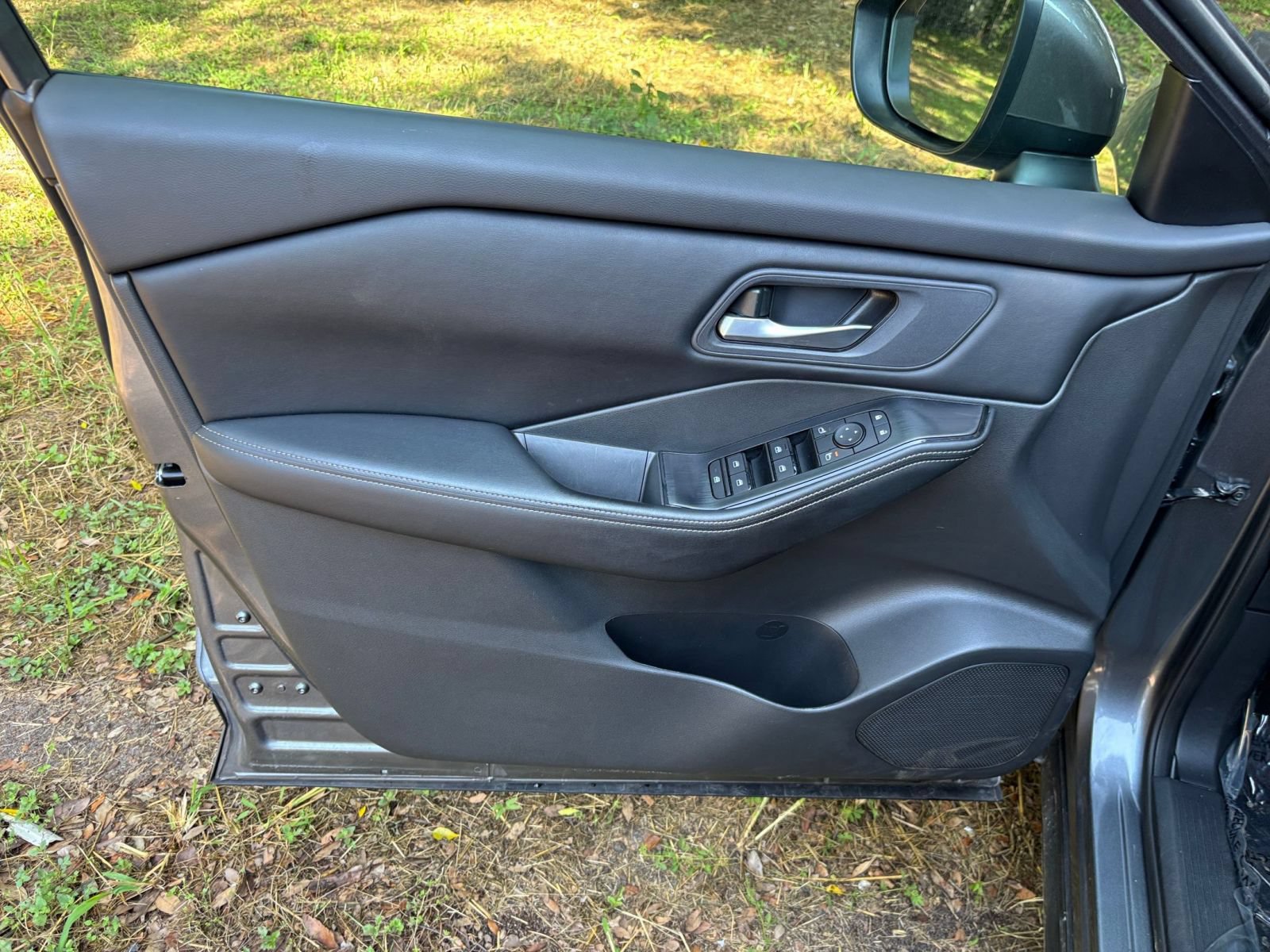 Used 2025 Nissan Rogue SV FWD image 18