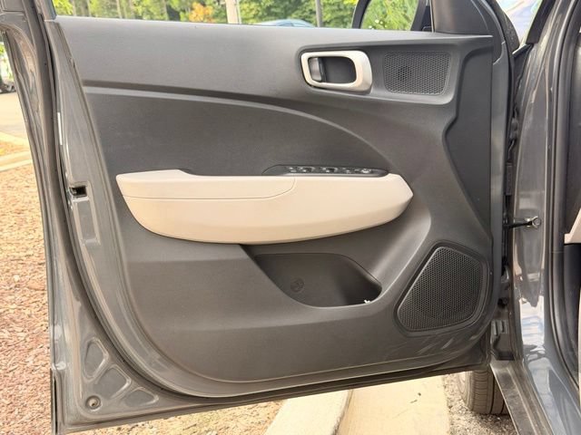 Used 2025 Hyundai Venue SEL FWD image 21