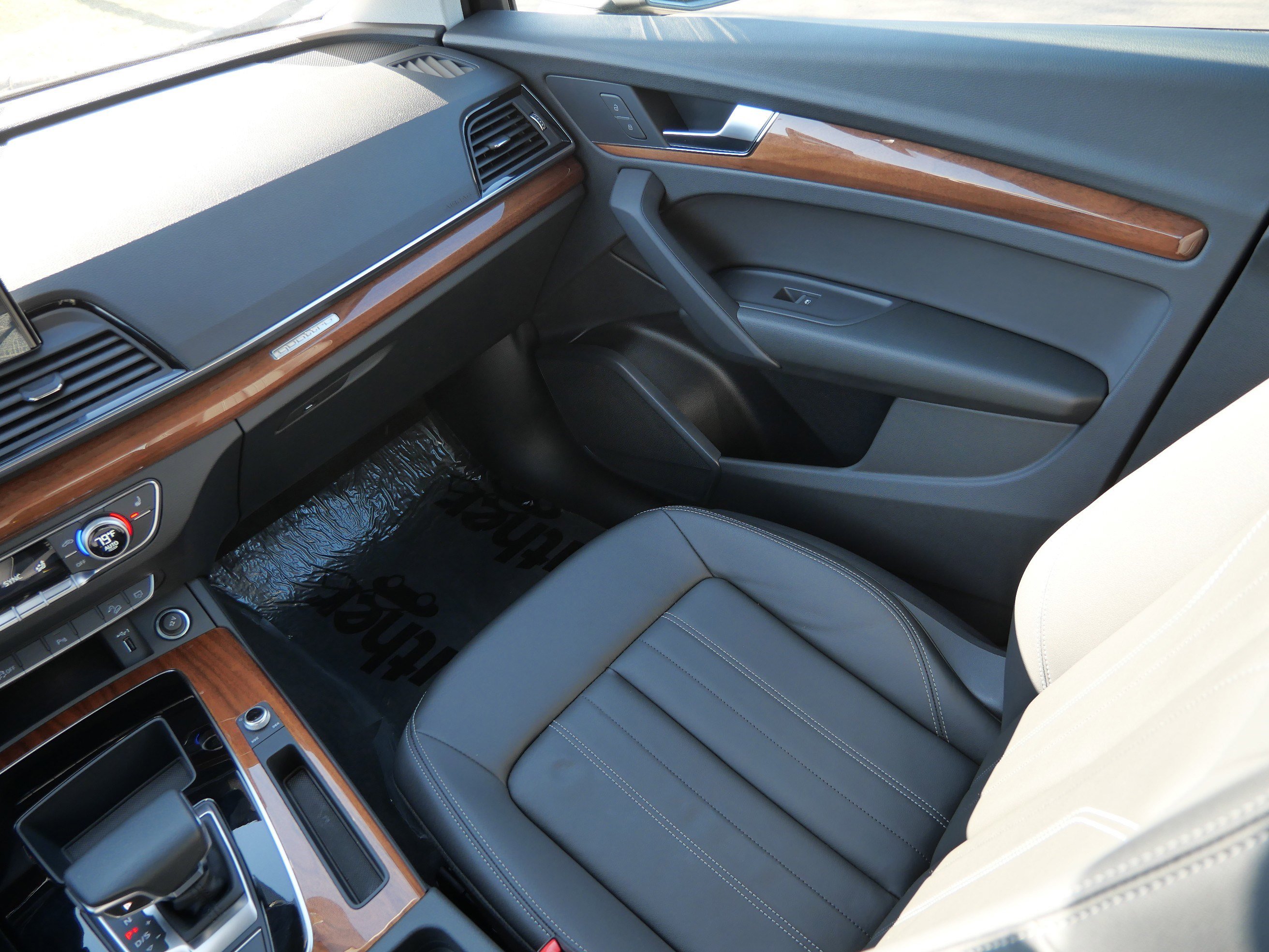 Used 2023 Audi Q5 2.0T Premium w/ Convenience Package image 11