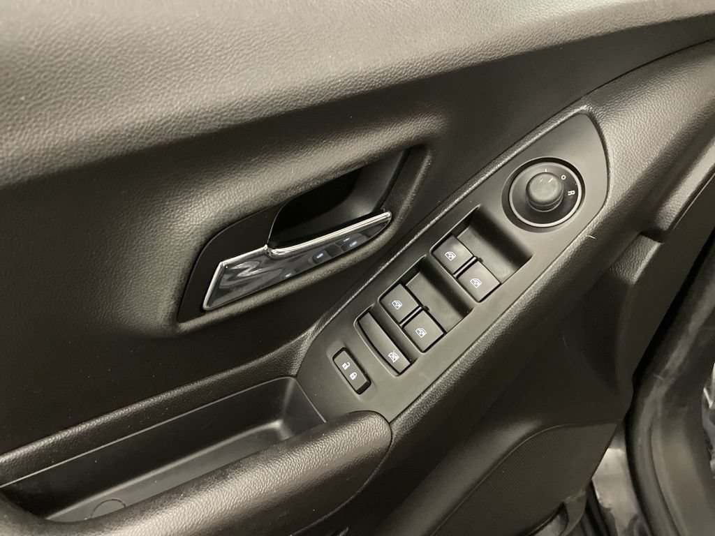 Used 2019 Chevrolet Trax LT w/ LT Convenience Package AWD/4WD image 16