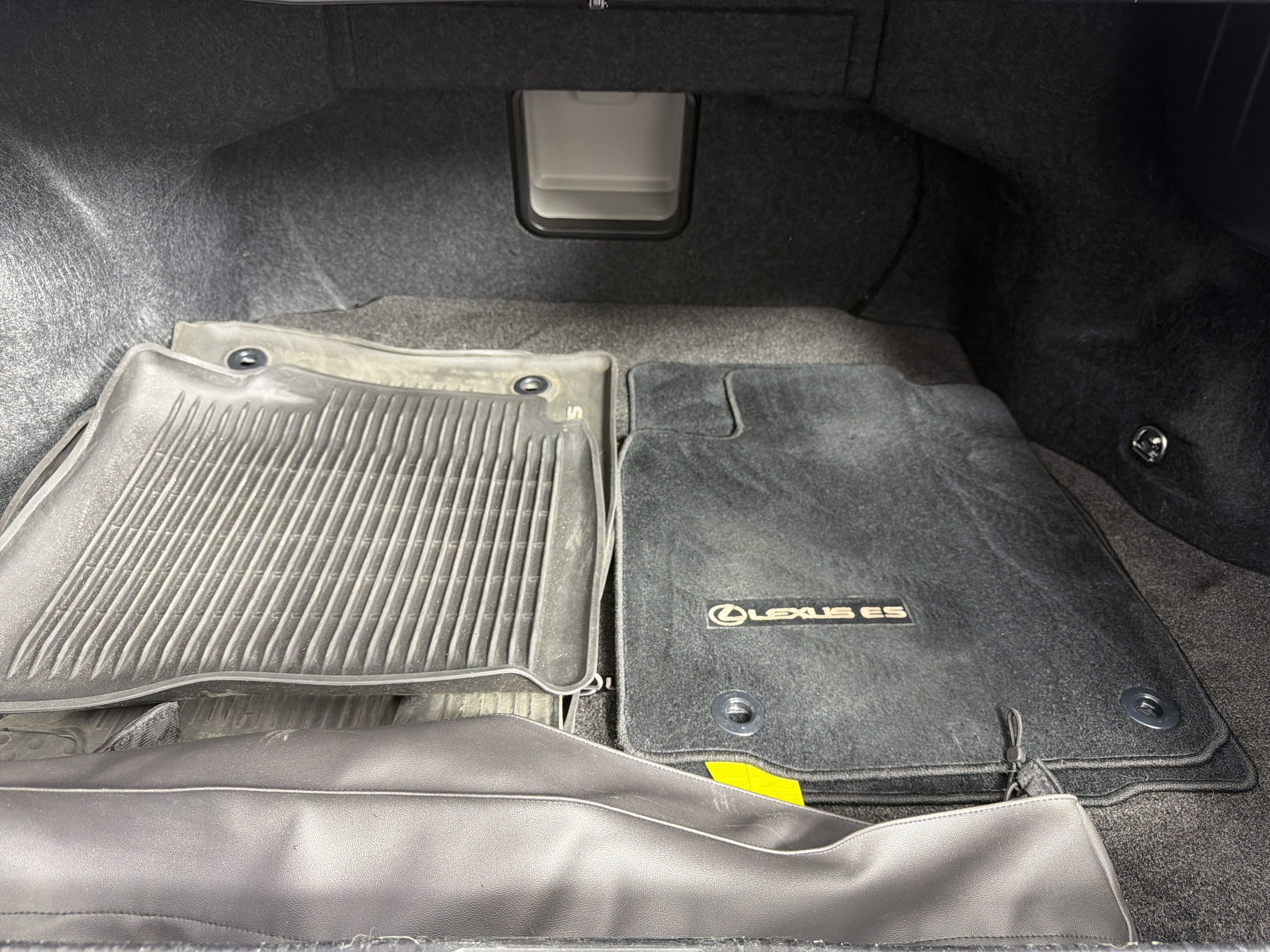 Used 2018 Lexus ES 350 w/ Luxury Package w/Wood Trim image 24