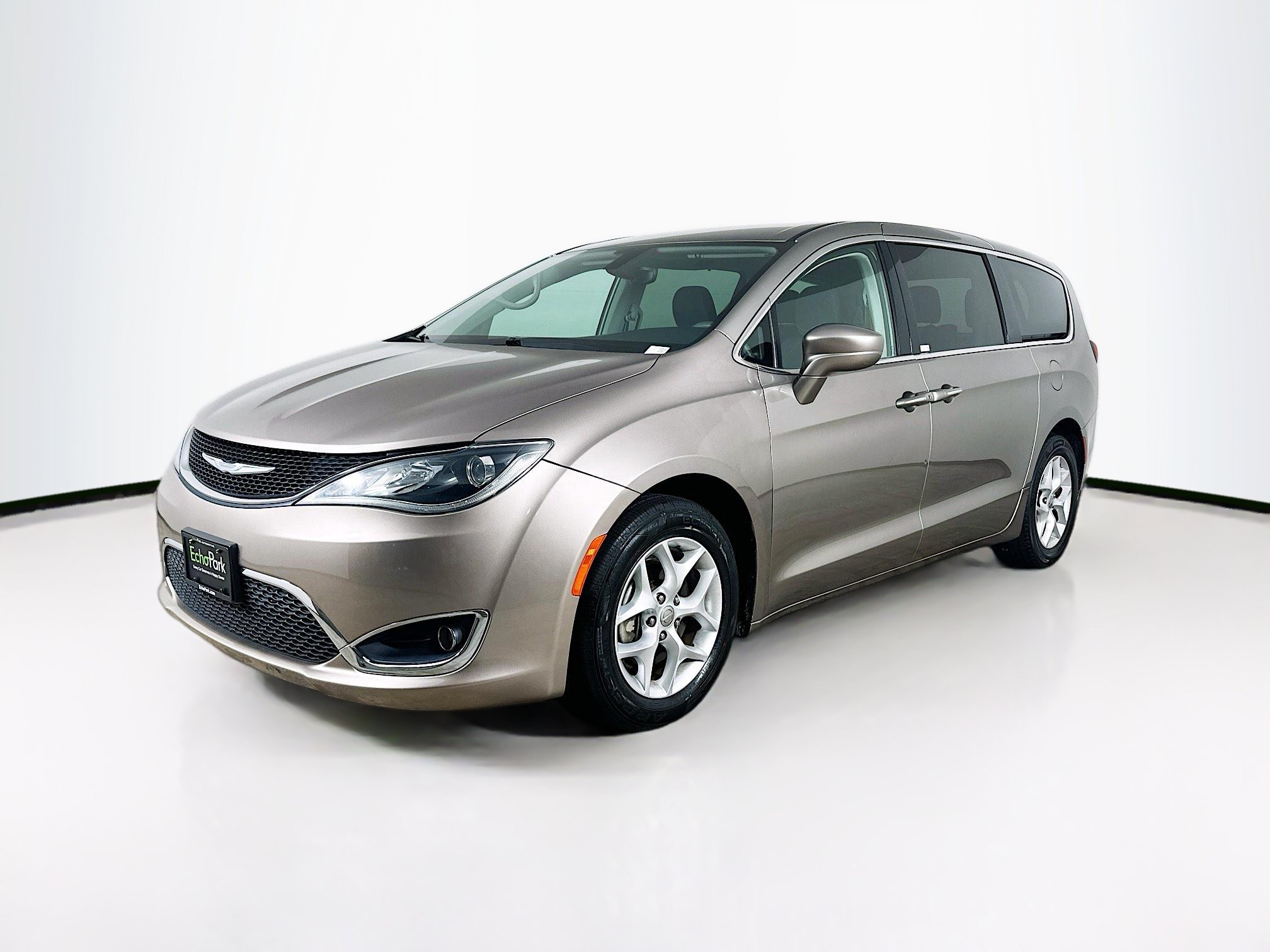Used 2018 Chrysler Pacifica Touring Plus w/ Tire & Wheel Group FWD image 3