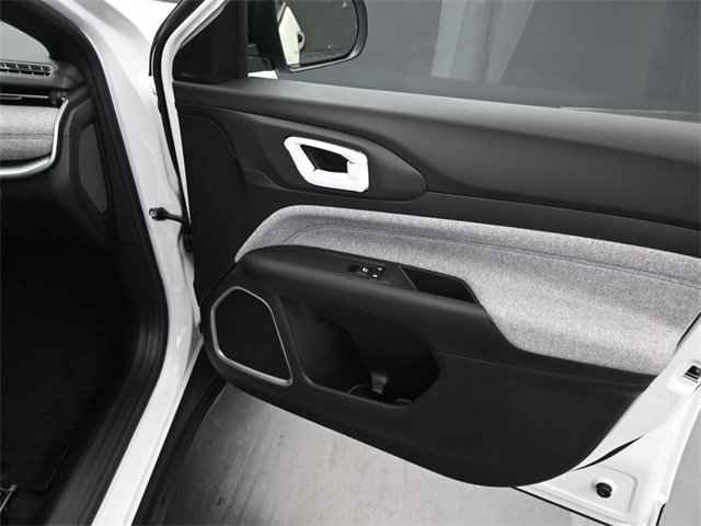 Used 2025 Jeep Compass Sport image 11