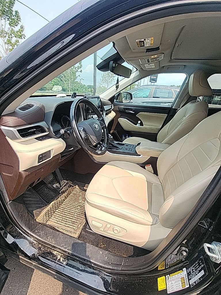 Used 2021 Toyota Highlander XLE AWD/4WD image 7