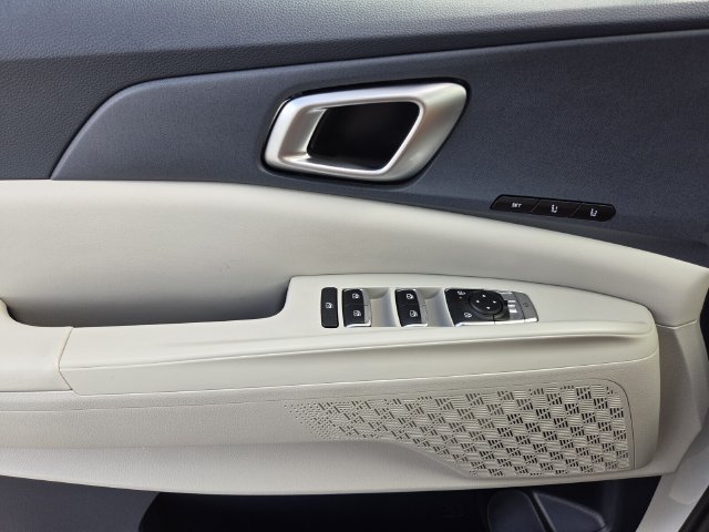 Used 2025 Kia Carnival EX FWD image 18