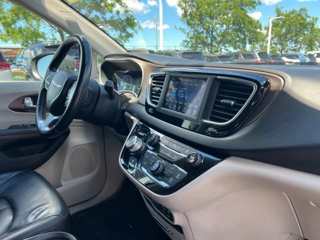 Used 2018 Chrysler Pacifica Touring-L FWD image 34