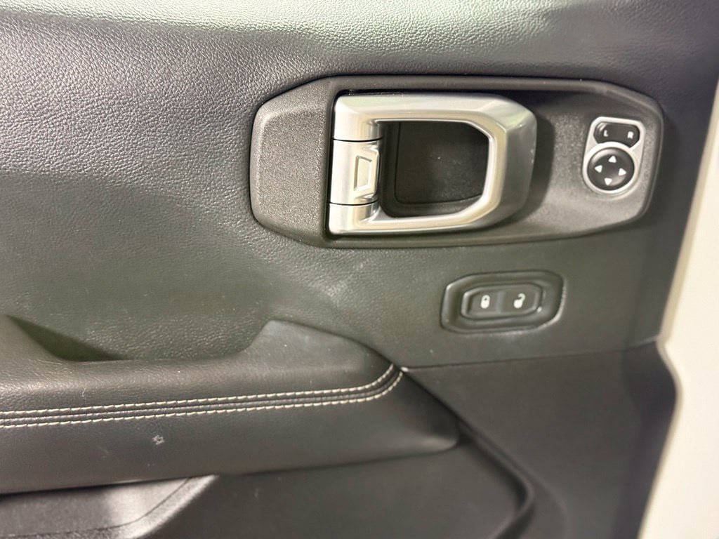 Used 2018 Jeep Wrangler Unlimited Sahara w/ Uconnect 4C Nav & Sound Group AWD/4WD image 22