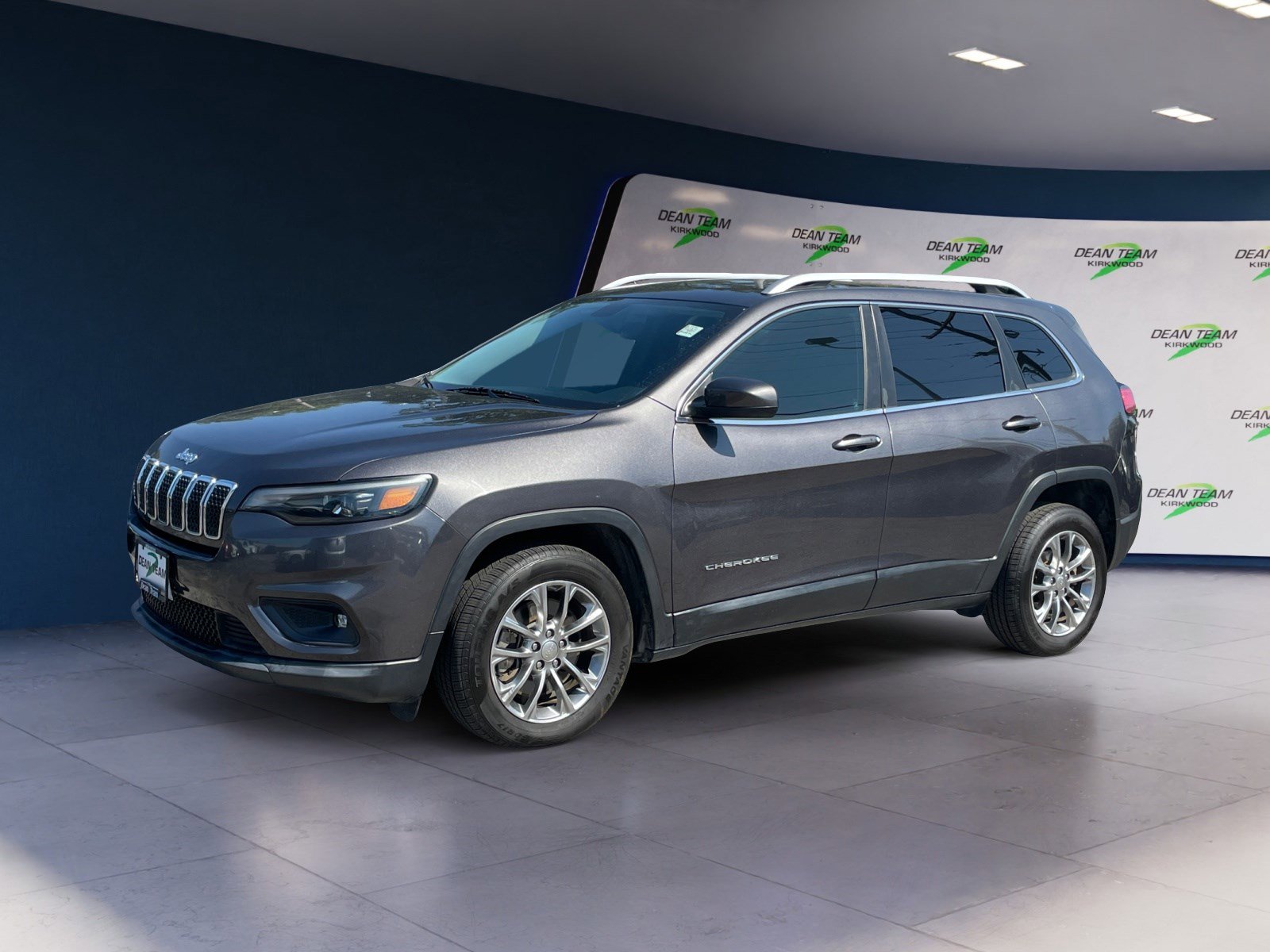 Used 2019 Jeep Cherokee Latitude Plus w/ Comfort/Convenience Group image 2