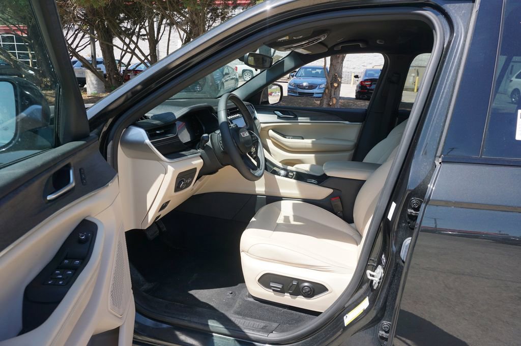 Used 2023 Jeep Grand Cherokee Limited AWD/4WD image 2