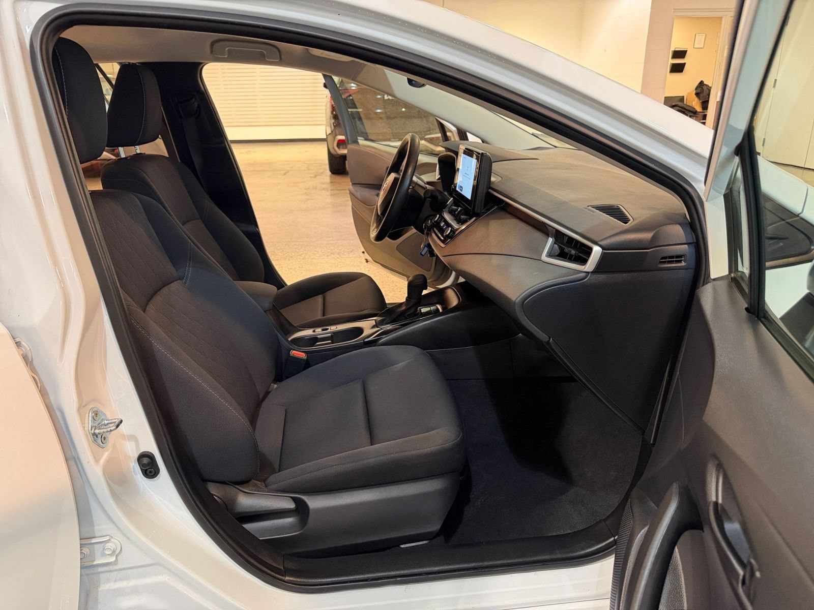 Used 2025 Toyota Corolla LE FWD image 34