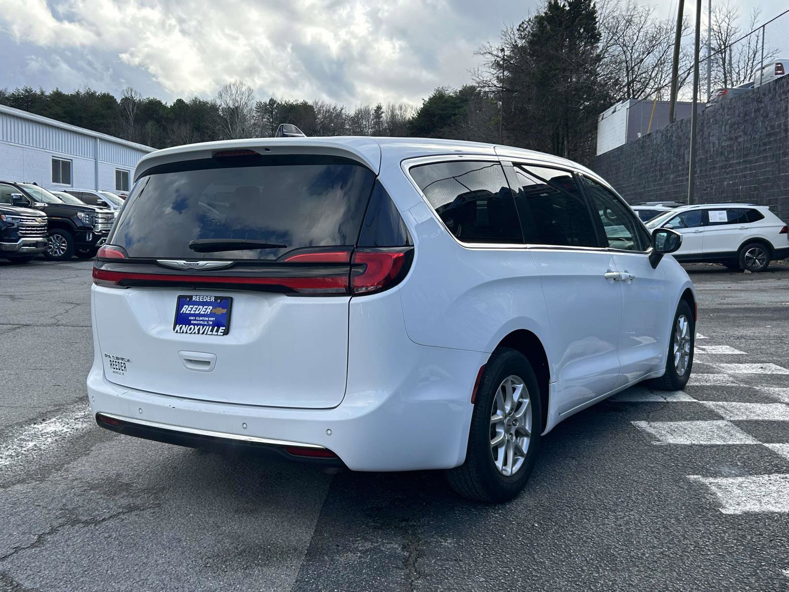 Used 2023 Chrysler Pacifica Touring-L image 3