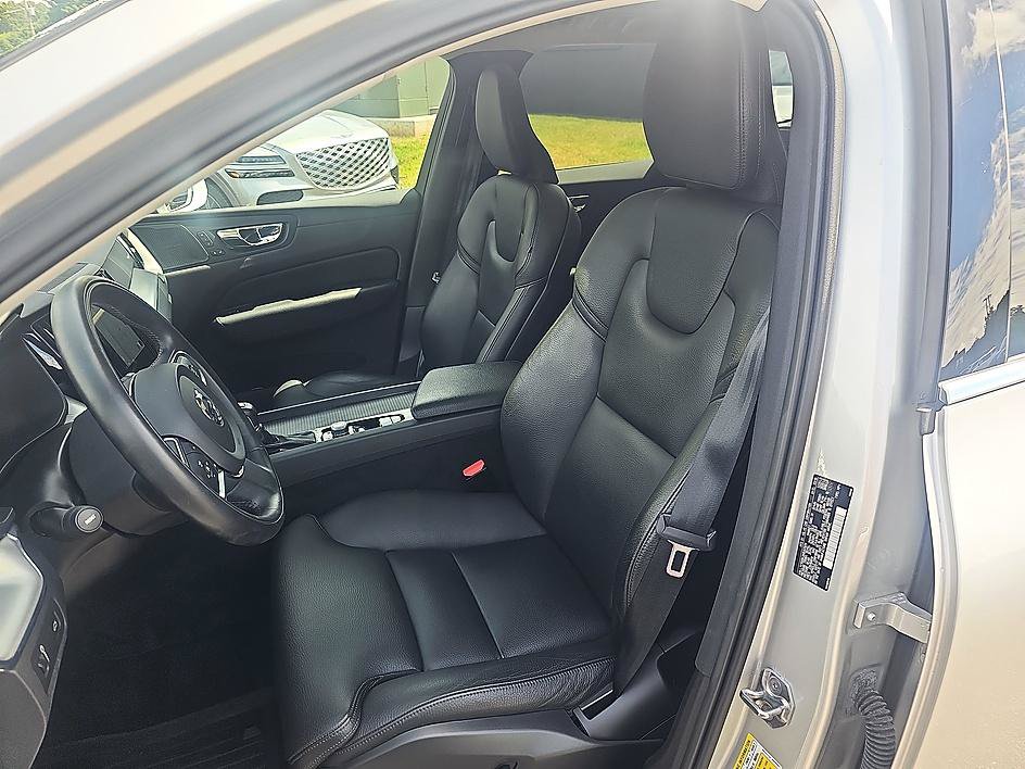 Used 2019 Volvo XC60 T5 Momentum w/ Multimedia Package FWD image 16