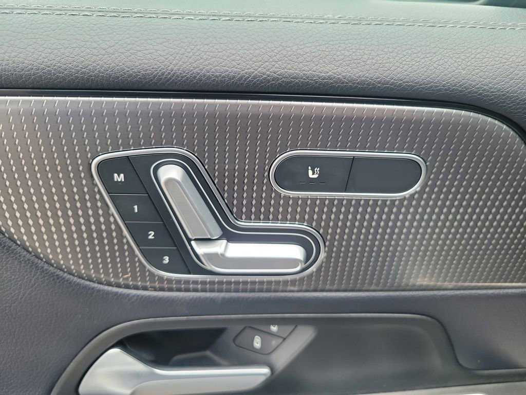 Used 2021 Mercedes-Benz GLB 250 w/ Premium Package image 14