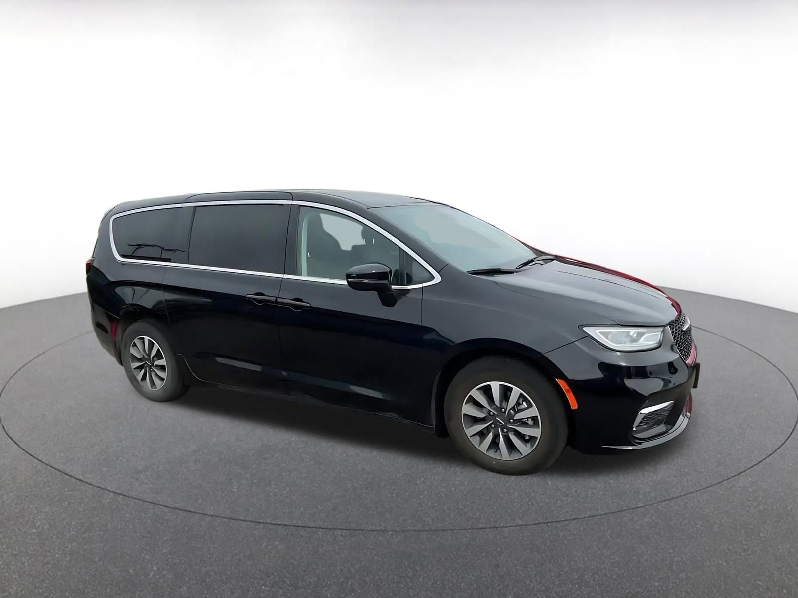 Used 2023 Chrysler Pacifica Touring-L image 2