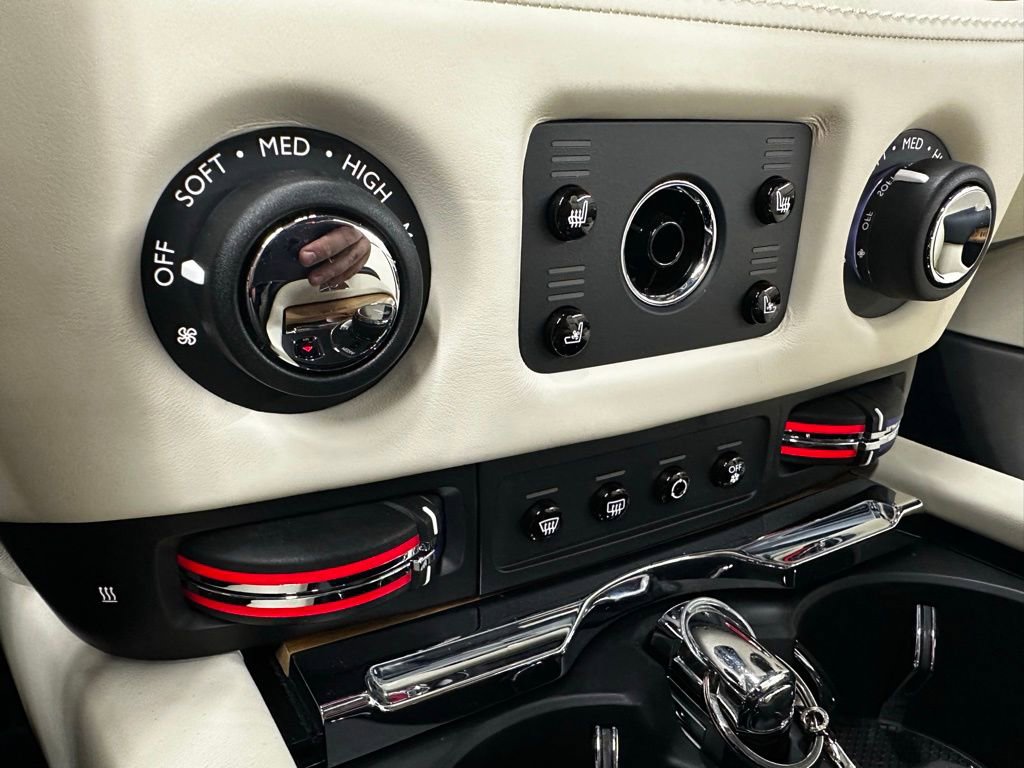 Used 2020 Rolls-Royce Dawn image 32