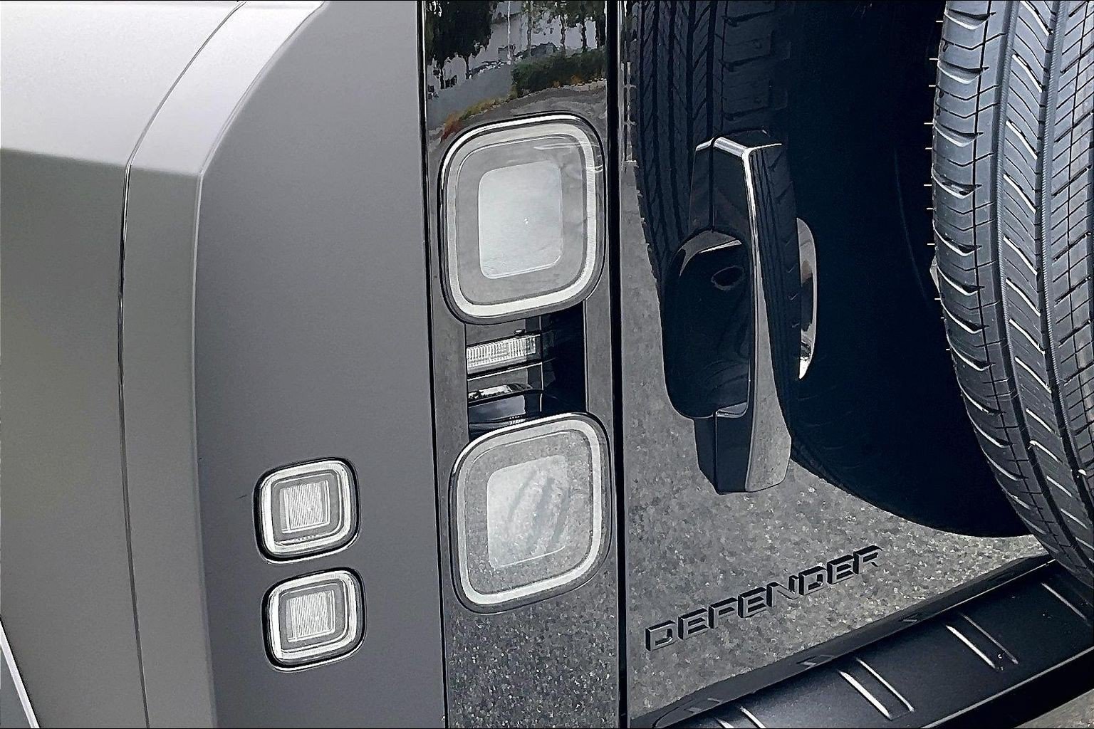 New 2026 Land Rover Defender 110 OCTA AWD/4WD image 8