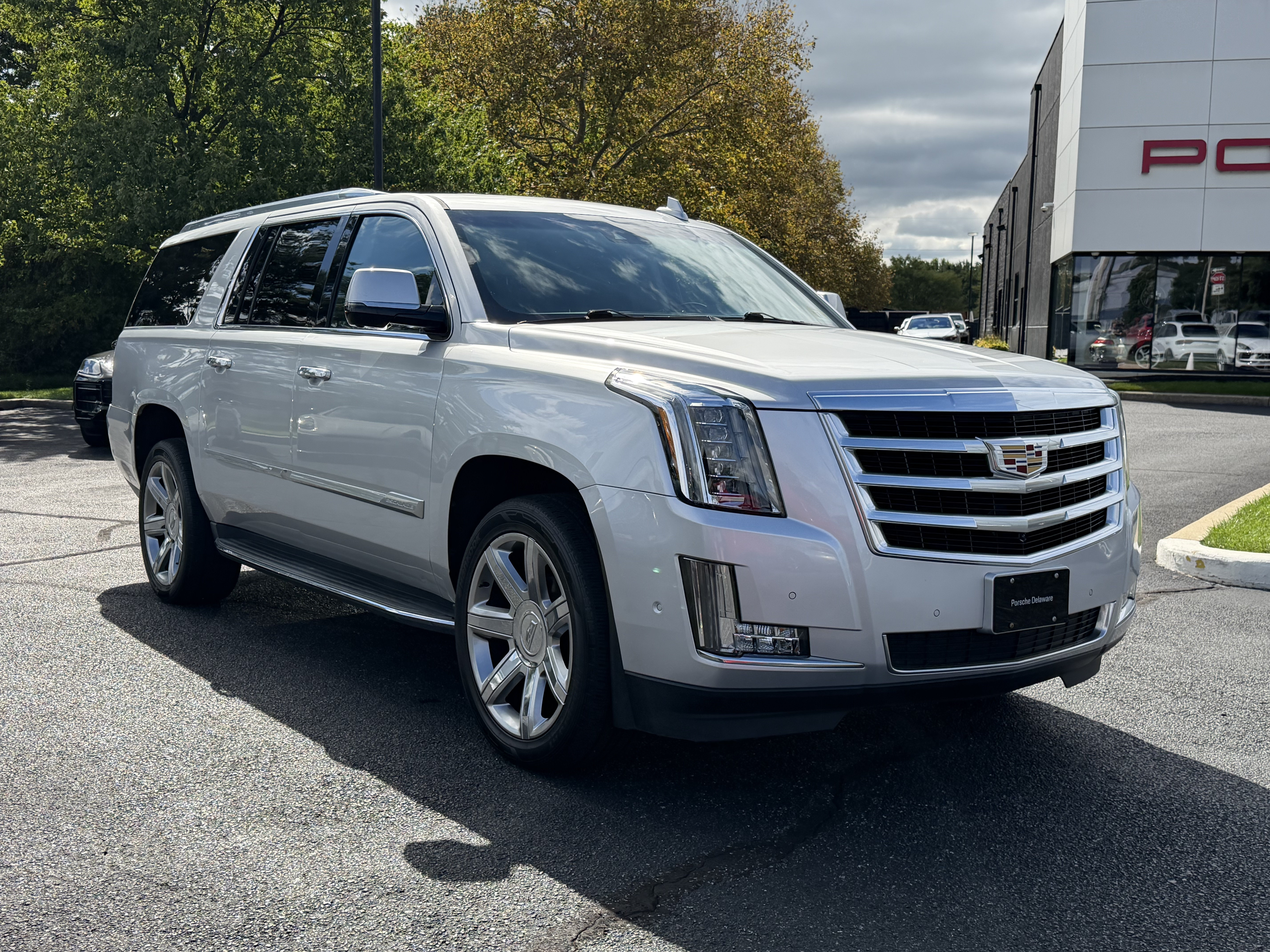 Used 2019 Cadillac Escalade ESV Luxury AWD/4WD image 10