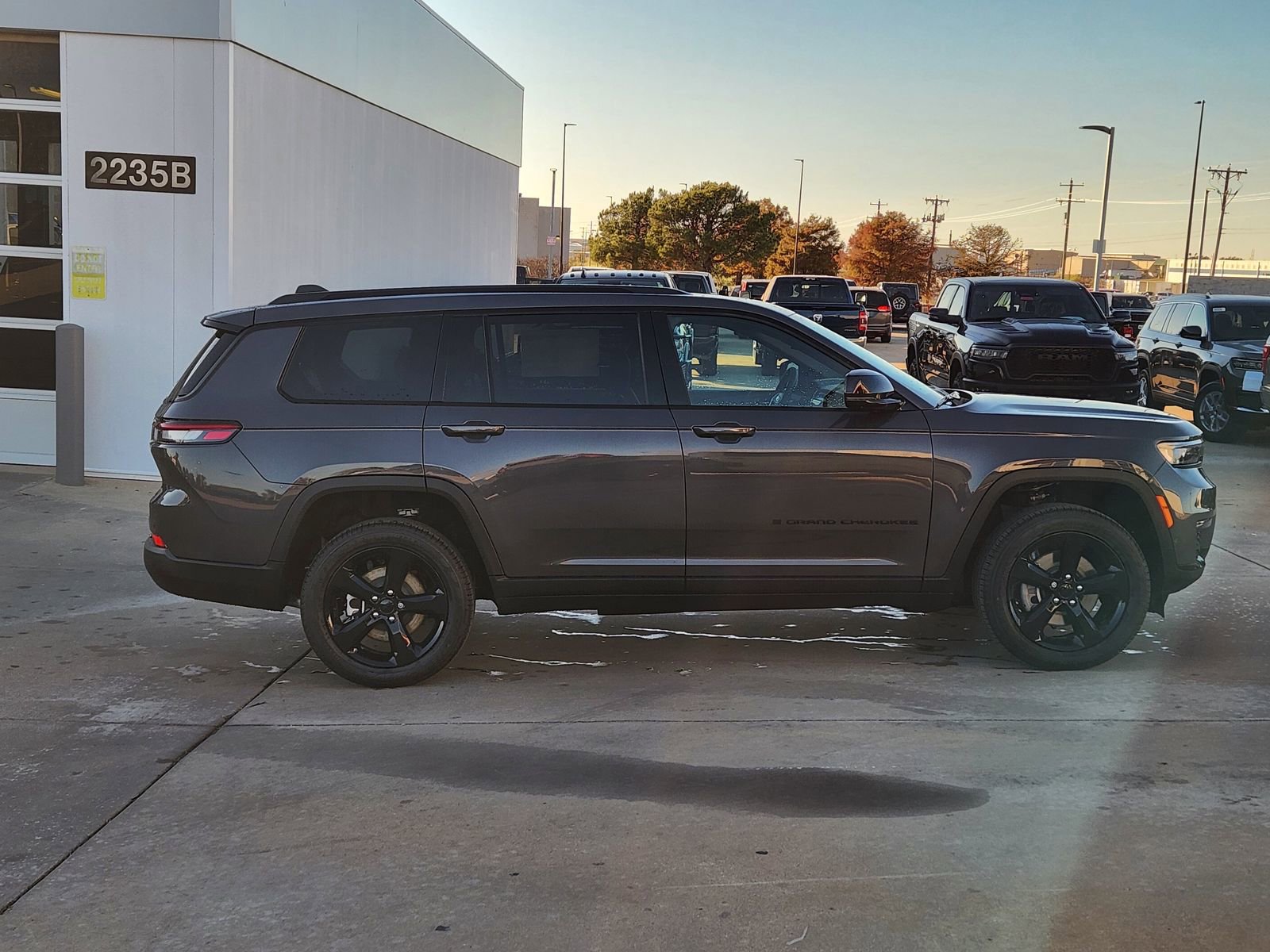 New 2025 Jeep Grand Cherokee L Limited w/ Luxury Tech Group II image 7