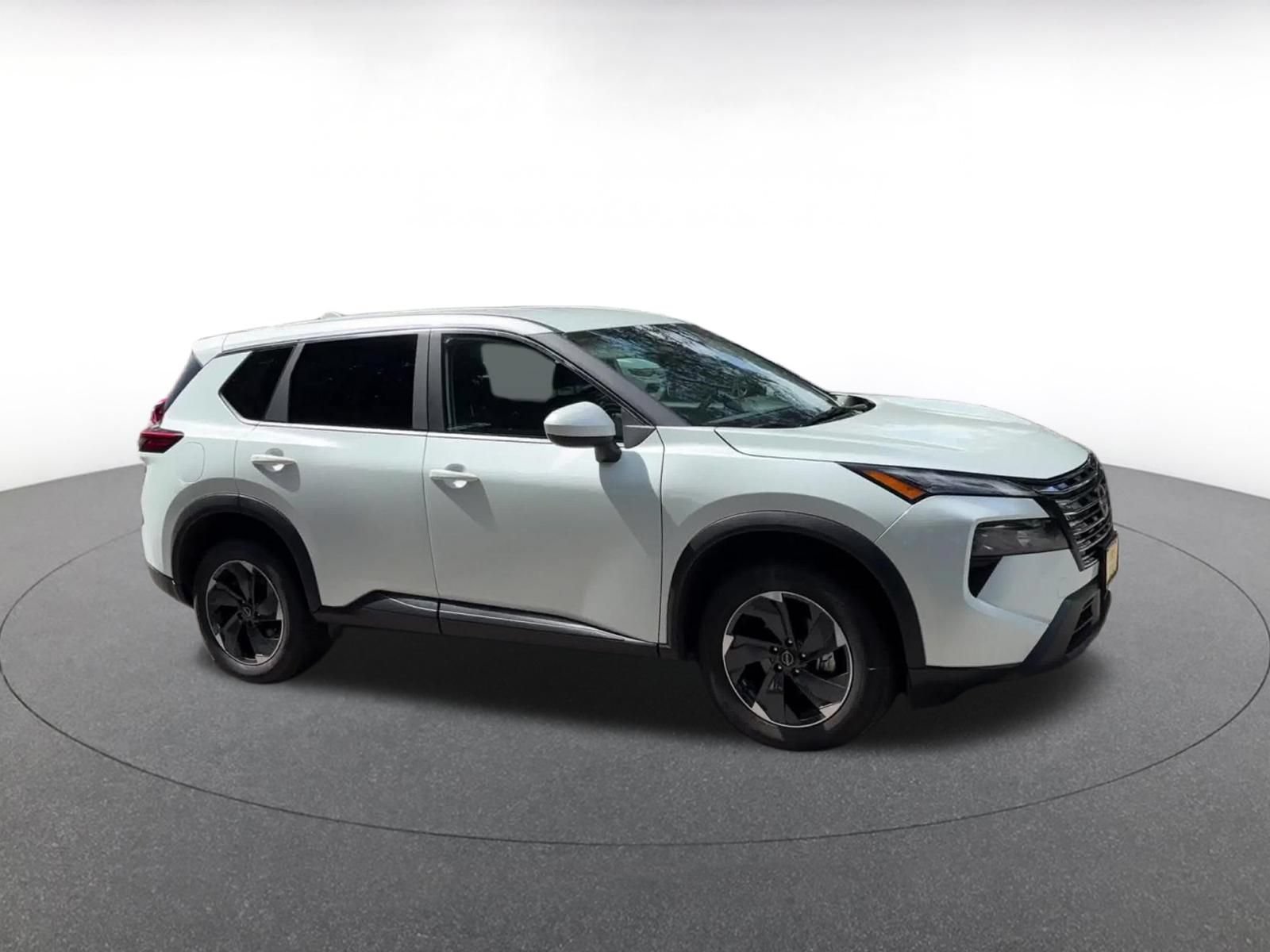Used 2025 Nissan Rogue SV AWD/4WD image 2
