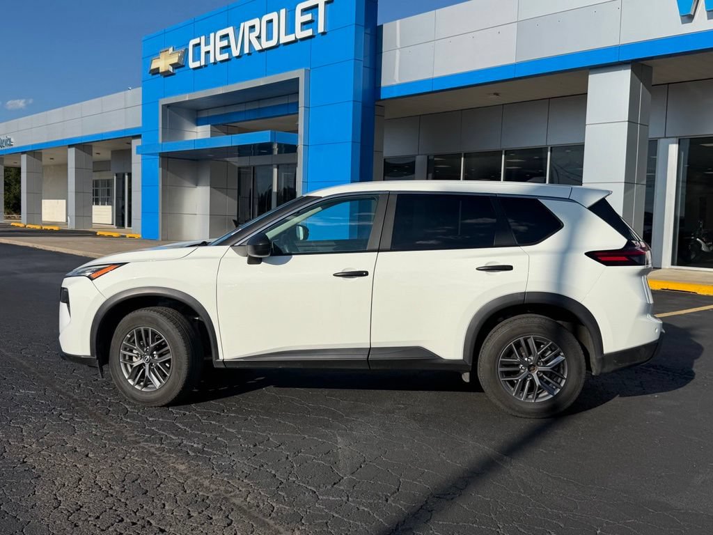 Used 2024 Nissan Rogue S AWD/4WD image 2