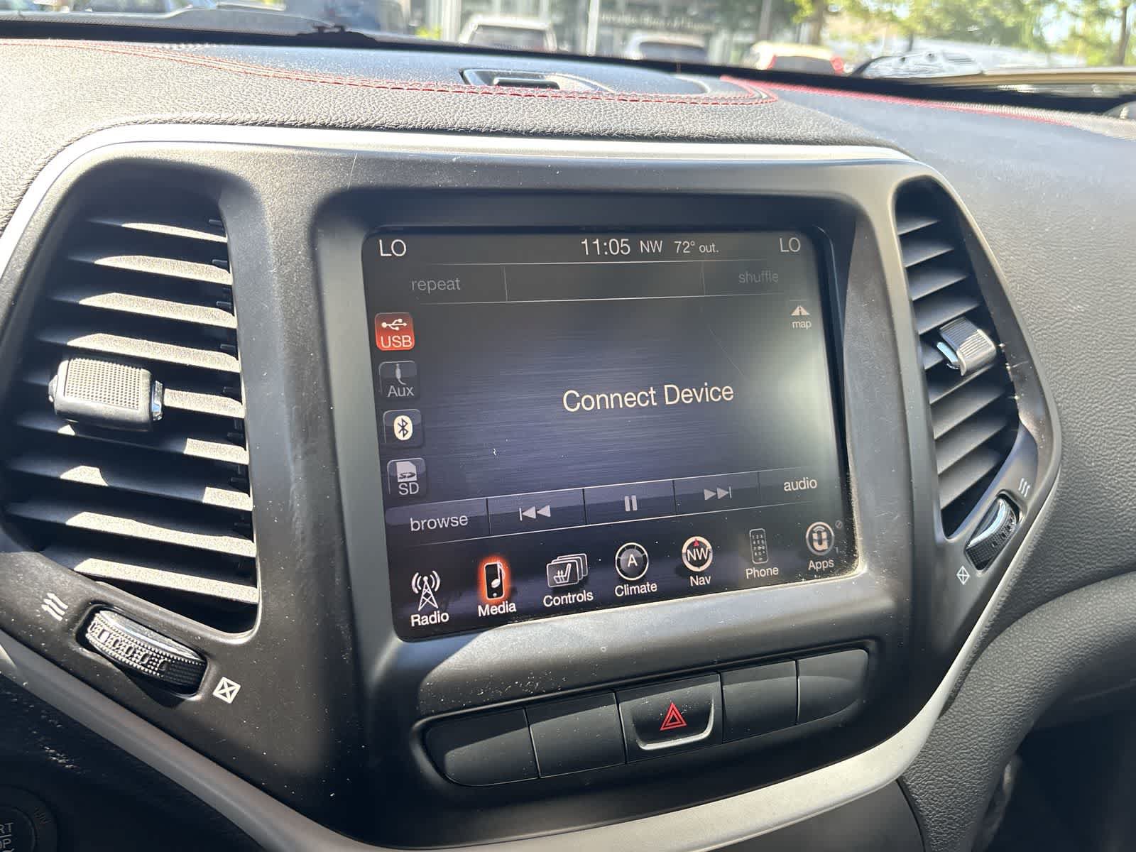 Used 2014 Jeep Cherokee Trailhawk w/ Comfort/Convenience Group AWD/4WD image 19