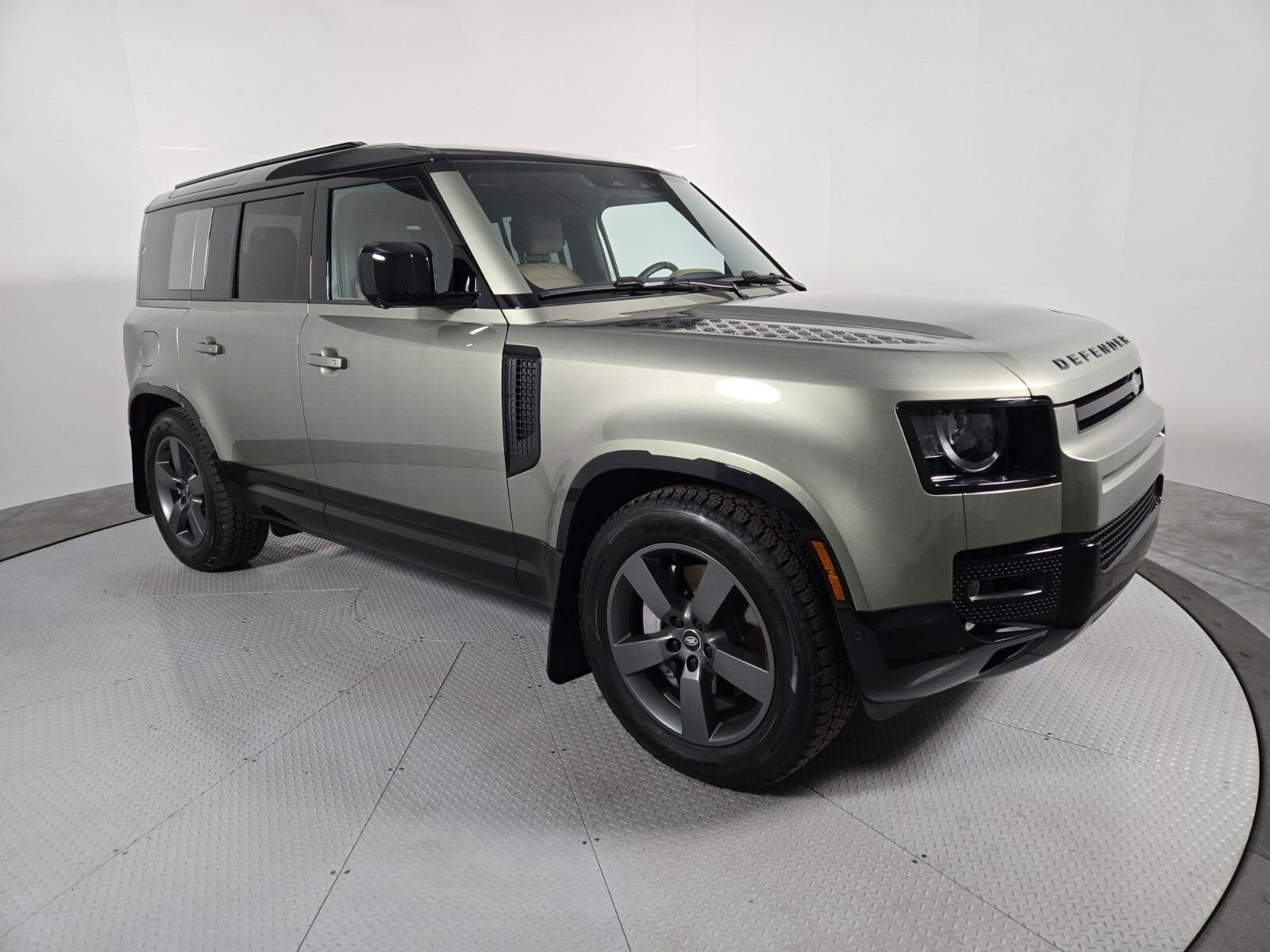 Used 2025 Land Rover Defender 110 X-Dynamic SE image 16