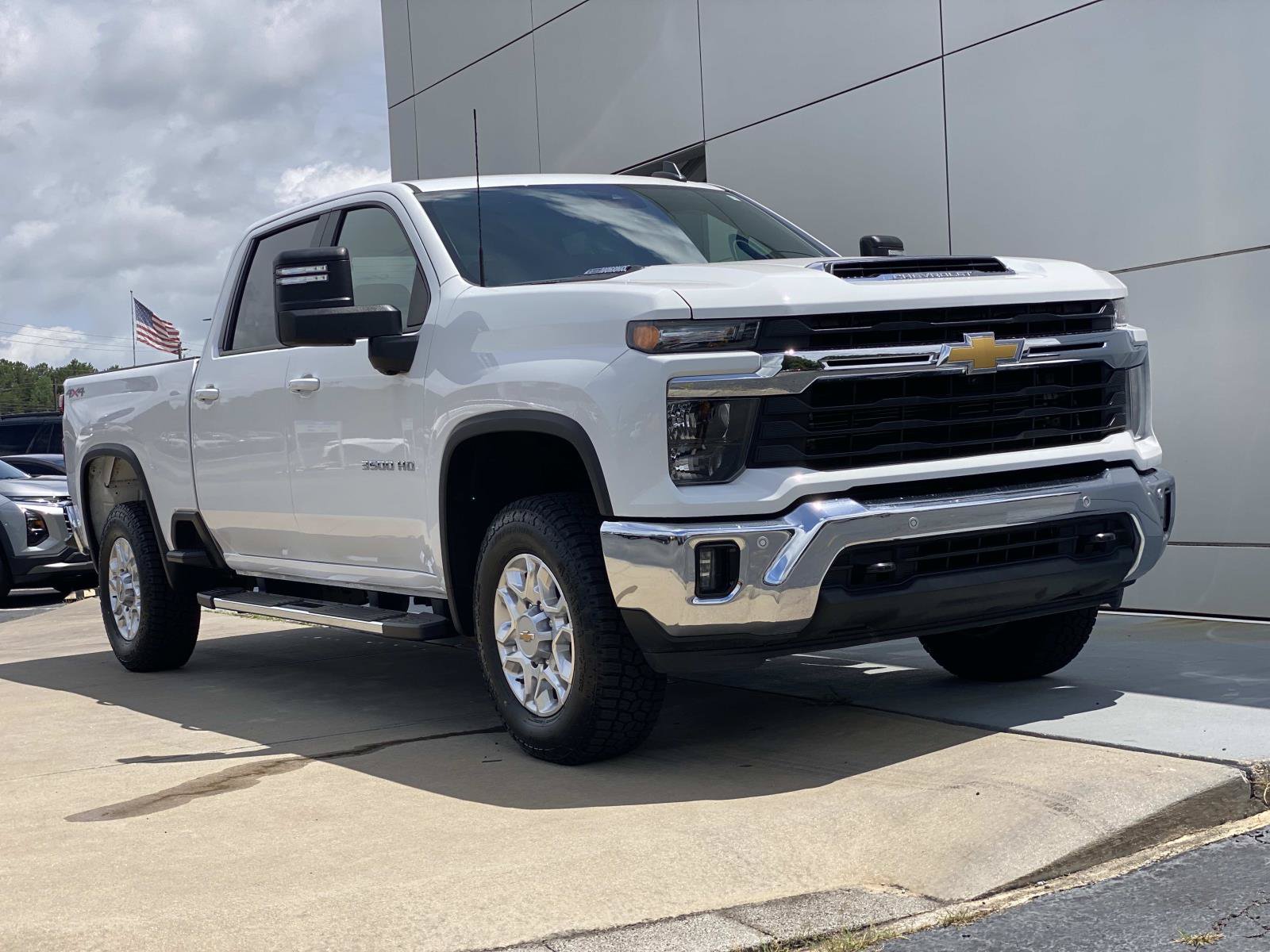 Used 2025 Chevrolet Silverado 3500 LT w/ Safety Package AWD/4WD image 2