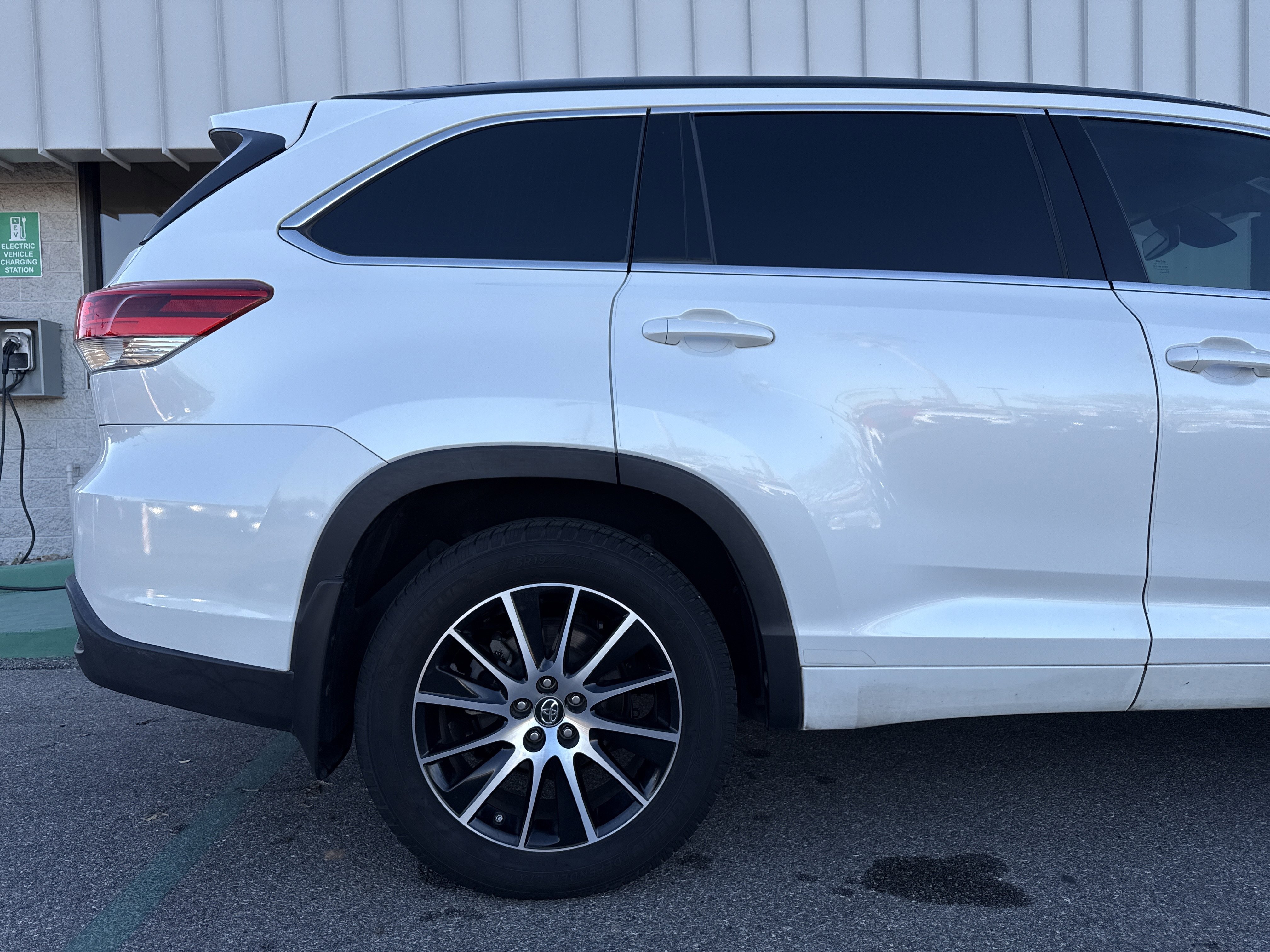 Used 2017 Toyota Highlander SE image 37