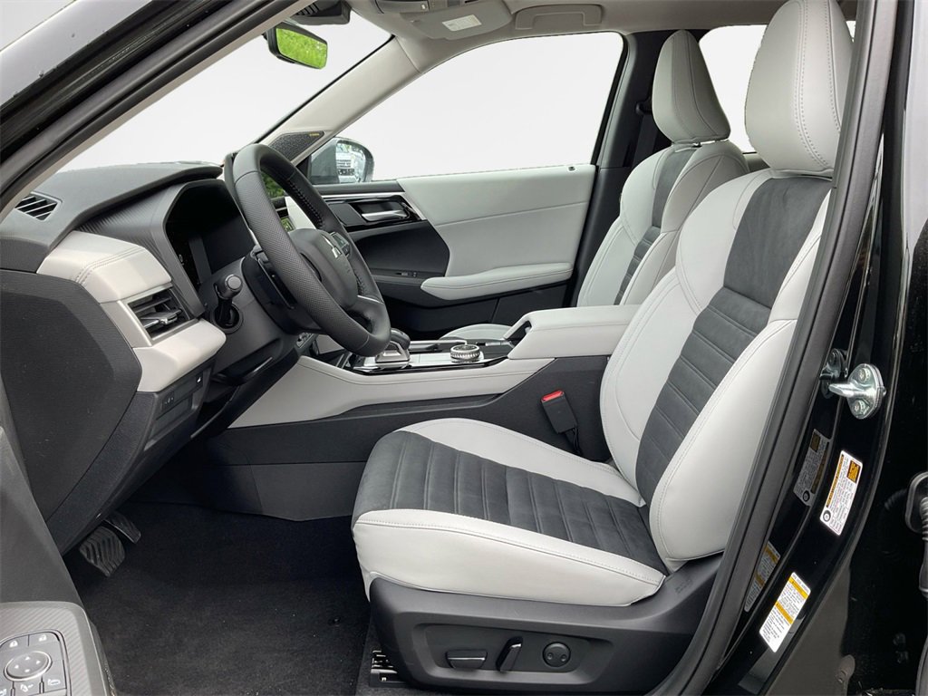 New 2025 Mitsubishi Outlander SE image 11