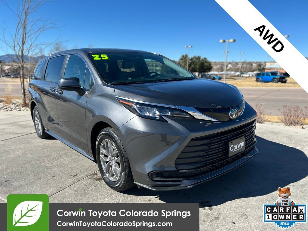 Used 2025 Toyota Sienna LE image 1