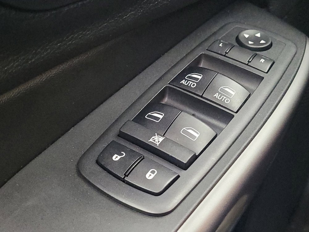 Used 2019 Jeep Cherokee Limited image 27