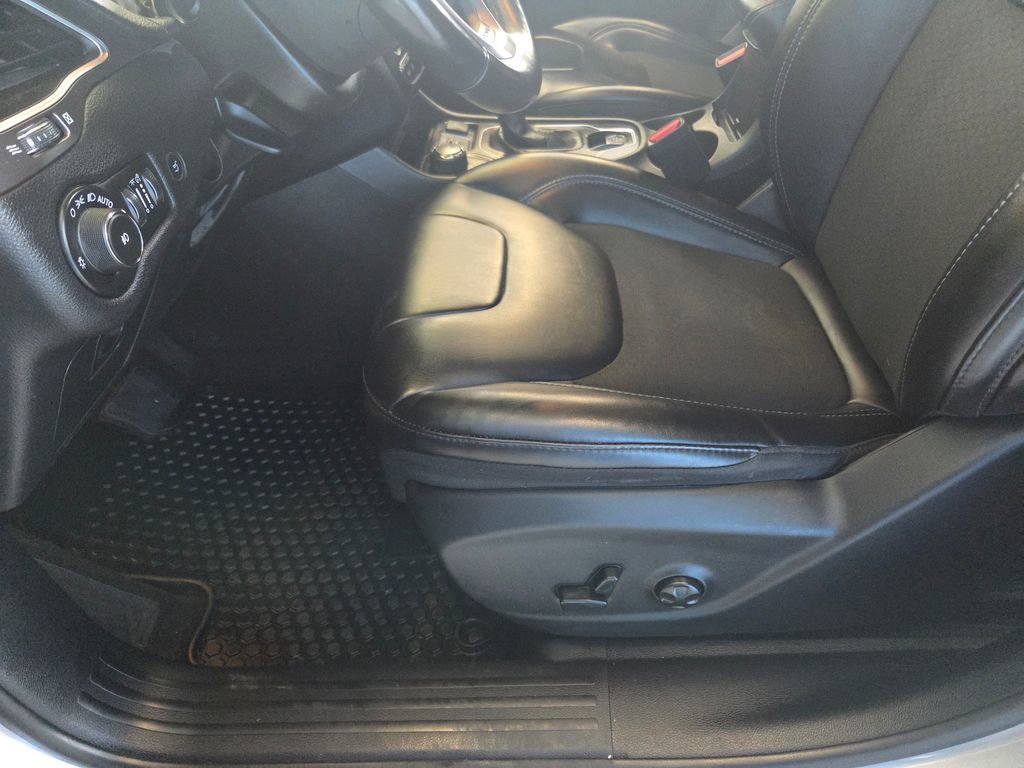 Used 2019 Jeep Cherokee Latitude Plus w/ Comfort/Convenience Group image 17