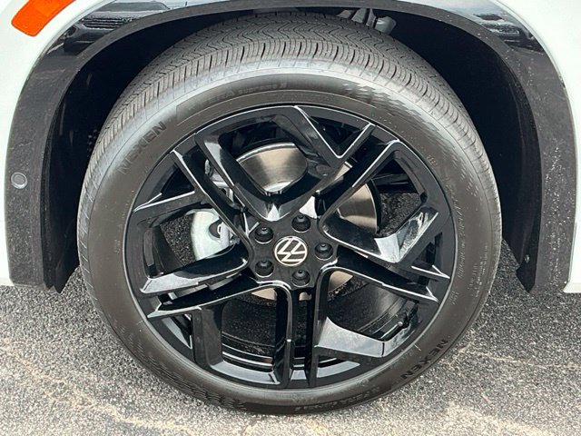 New 2026 Volkswagen Tiguan SE R-Line FWD image 8