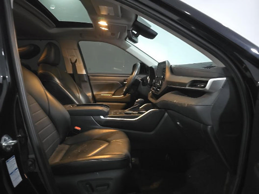 Used 2021 Toyota Highlander XLE AWD/4WD image 12