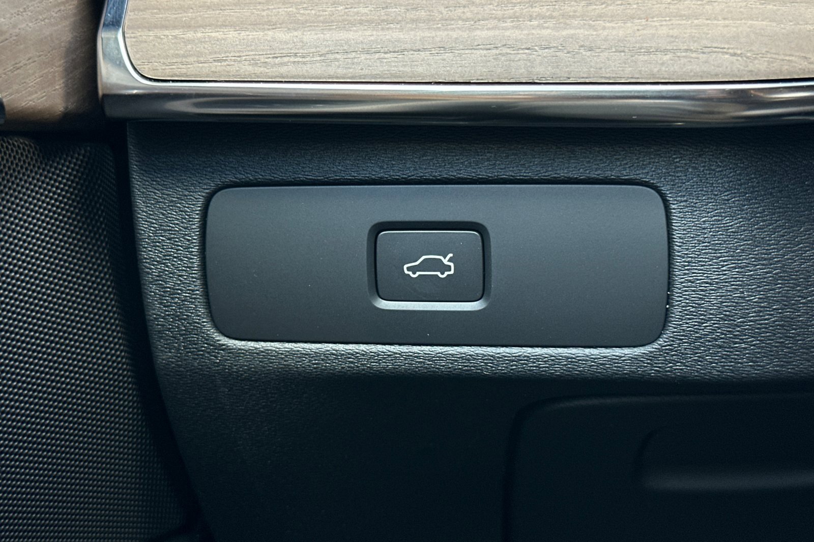 New 2026 Volvo XC90 B6 Plus w/ Protection Package Premier image 33