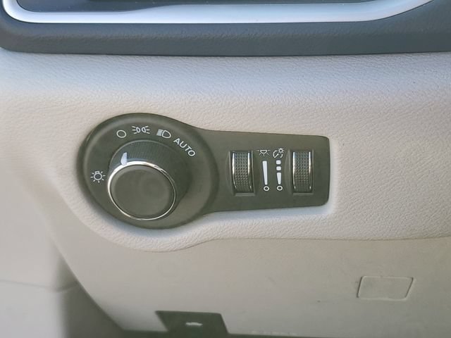 Used 2023 Chrysler Voyager LX FWD image 22