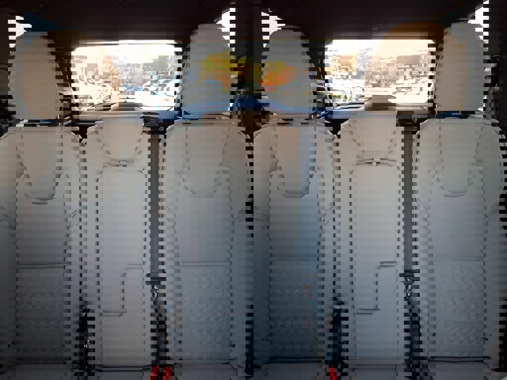 New 2026 Volvo XC90 T8 Plus w/ Protection Package Premier image 18