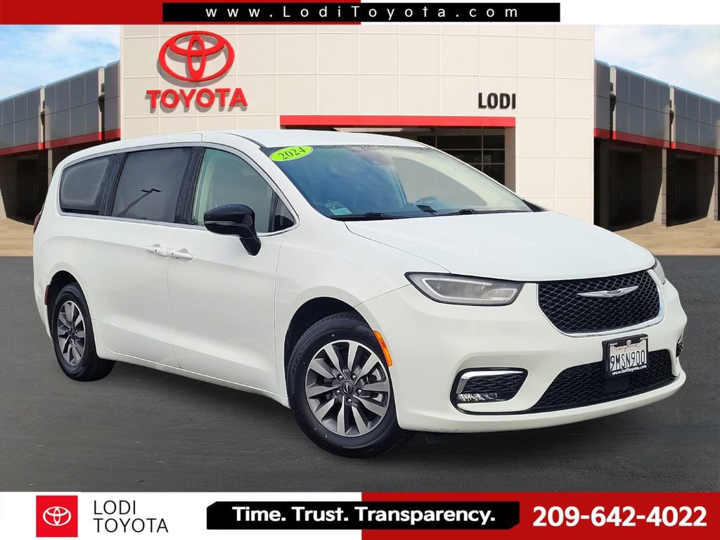 Used 2024 Chrysler Pacifica Select