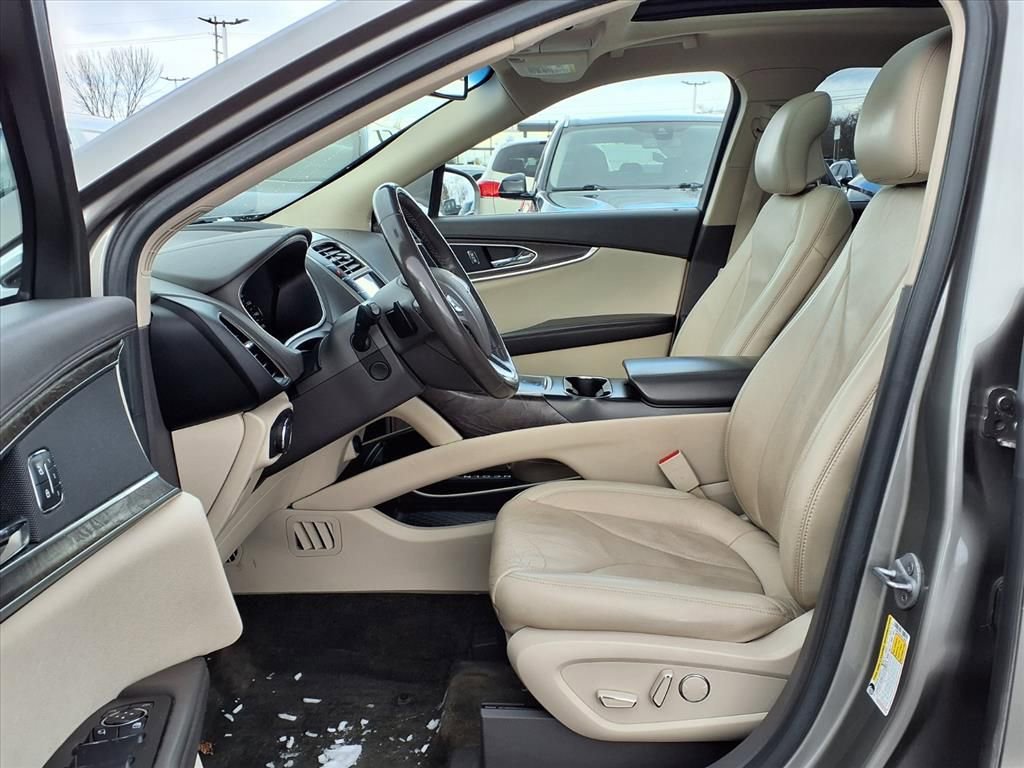 Used 2017 Lincoln MKX Reserve w/ Driver Assistance Package image 16