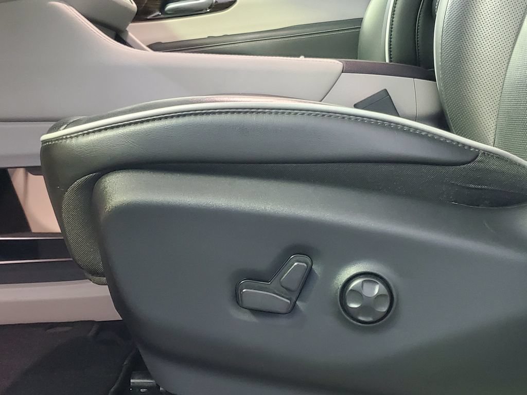 Used 2024 Chrysler Pacifica Limited AWD/4WD image 7