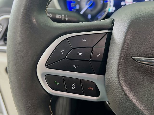 Used 2022 Chrysler Pacifica Touring-L image 13