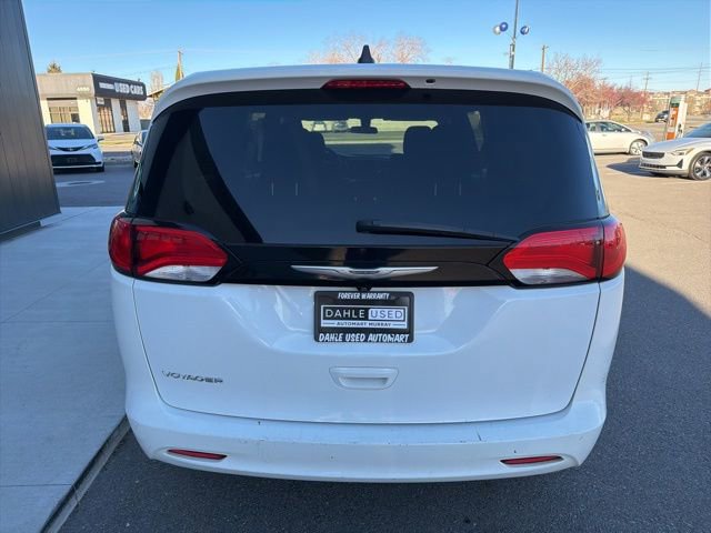 Used 2022 Chrysler Voyager LX image 7
