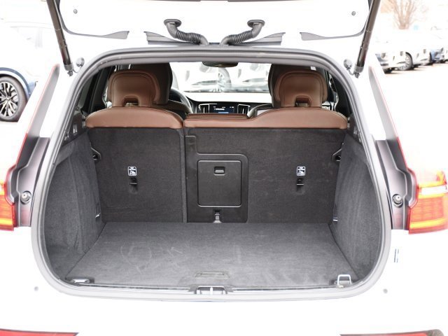Used 2025 Volvo V60 B5 Cross Country Plus image 26