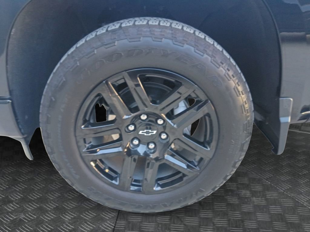 Used 2025 Chevrolet Silverado 1500 Custom w/ Turbomax Blackout Package image 23