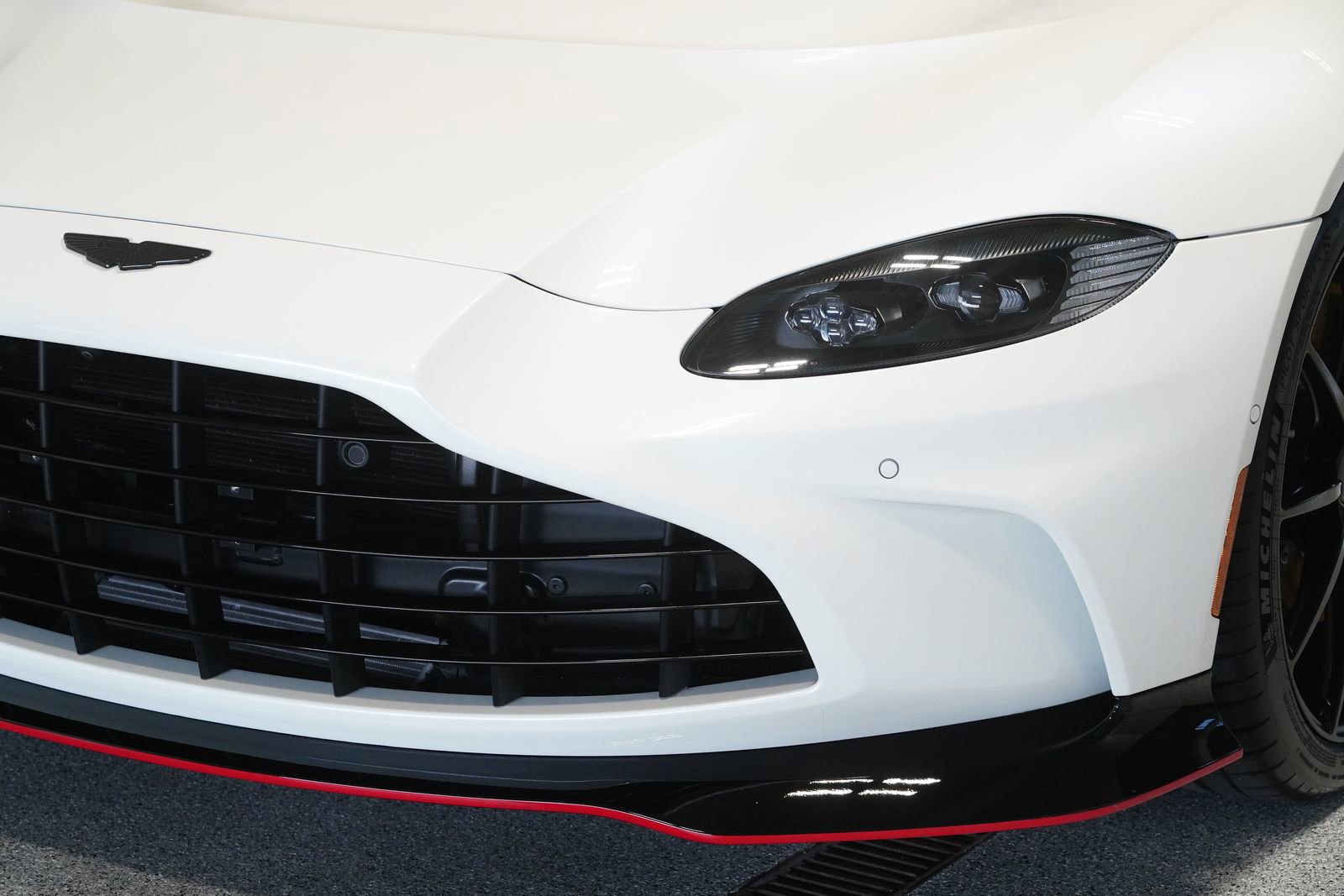 Used 2023 Aston Martin V12 Vantage RWD image 6