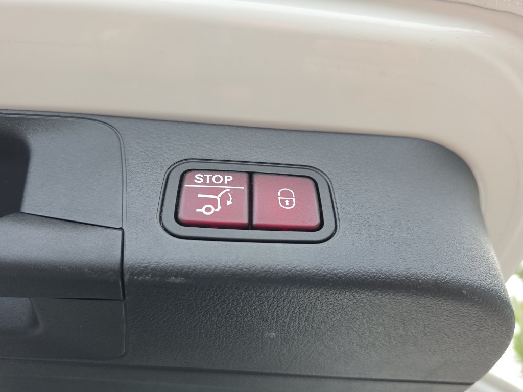 Used 2023 Mercedes-Benz EQB 300 4MATIC image 11