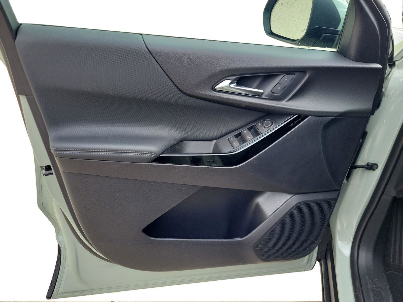 Used 2025 Chevrolet Equinox LT w/ Safety and Technology Package image 9