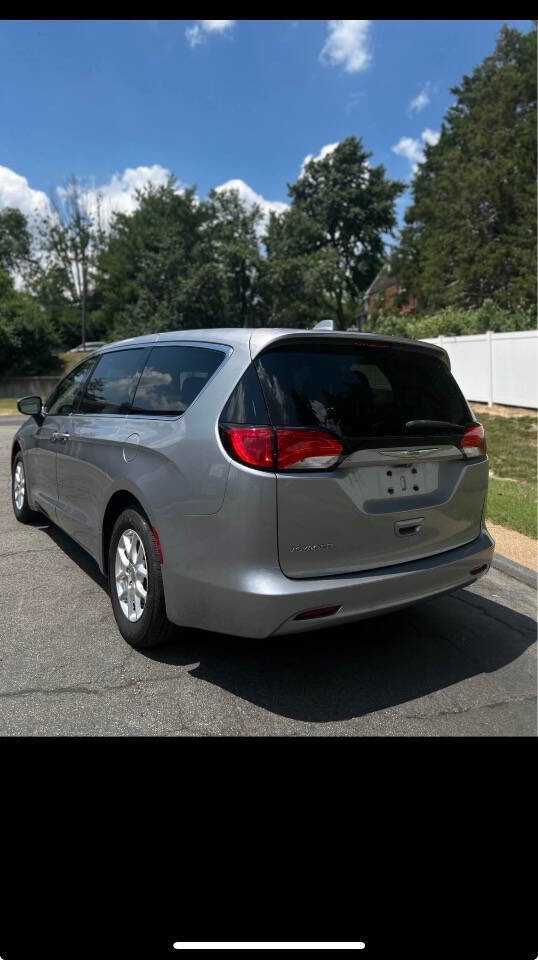 Used 2020 Chrysler Voyager LX image 5