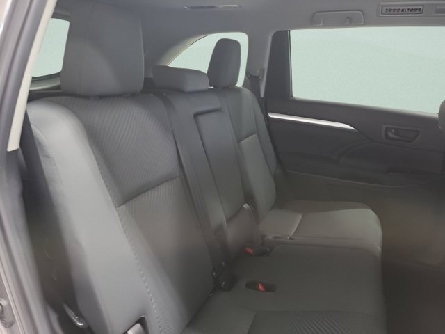 Used 2019 Toyota Highlander LE FWD image 13